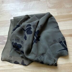 Long crepe scarf, green and black